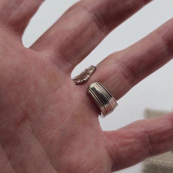 Size 8 Silver Tone Loved Word Spoon Ring A1984 - Picture 5 of 9
